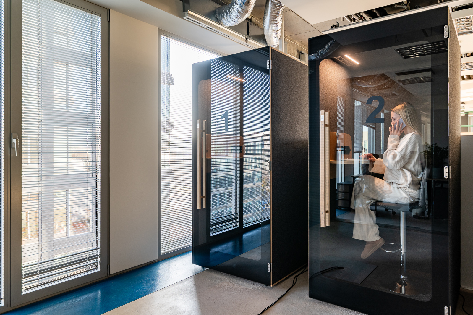 Cabine acoustique PhoneBooth NINA installée dans un open-space en France