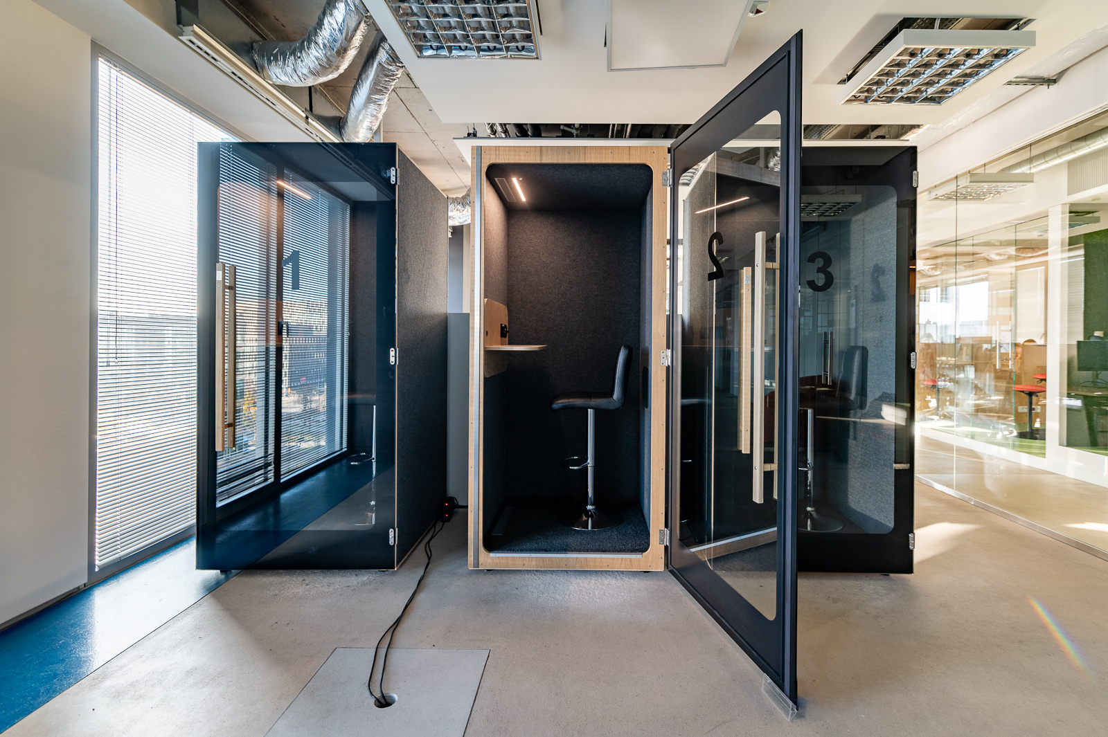 Cabine PhoneBooth NINA 2 — réunion confidentielle 2 personnes en open-space