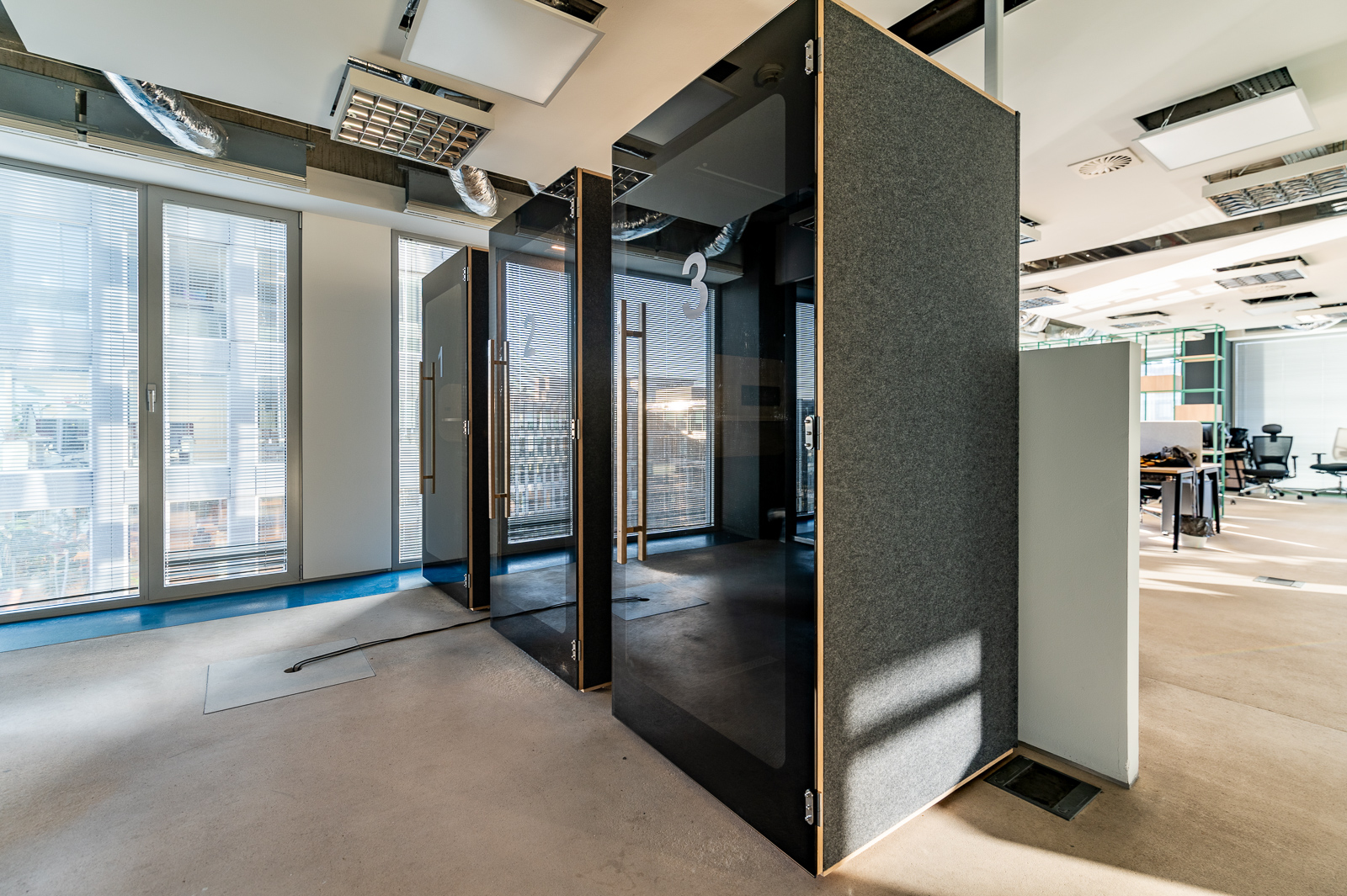 Cabine acoustique isolée 35 dB installée sans travaux dans un espace de travail