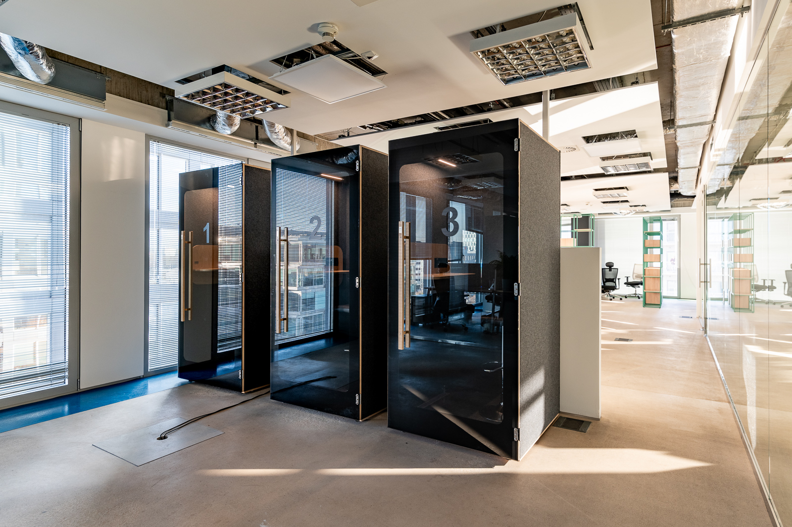 Cabine acoustique PhoneBooth installation client Neuilly-sur-Seine Île-de-France