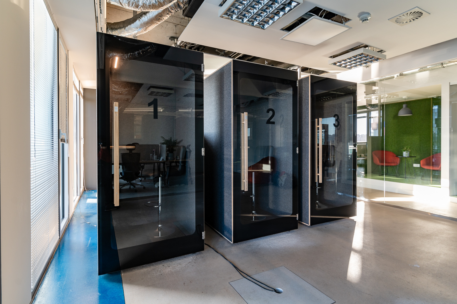 Salle de réunion acoustique NINA 4 — 4 personnes en open-space