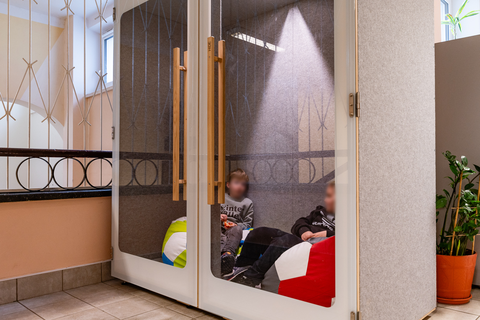 Cabine insonorisée PhoneBooth chez un client startup Paris — isolation 35 dB