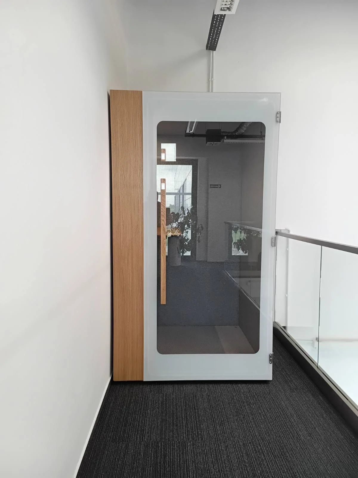 Cabine acoustique NINA+ installée en coursive coworking