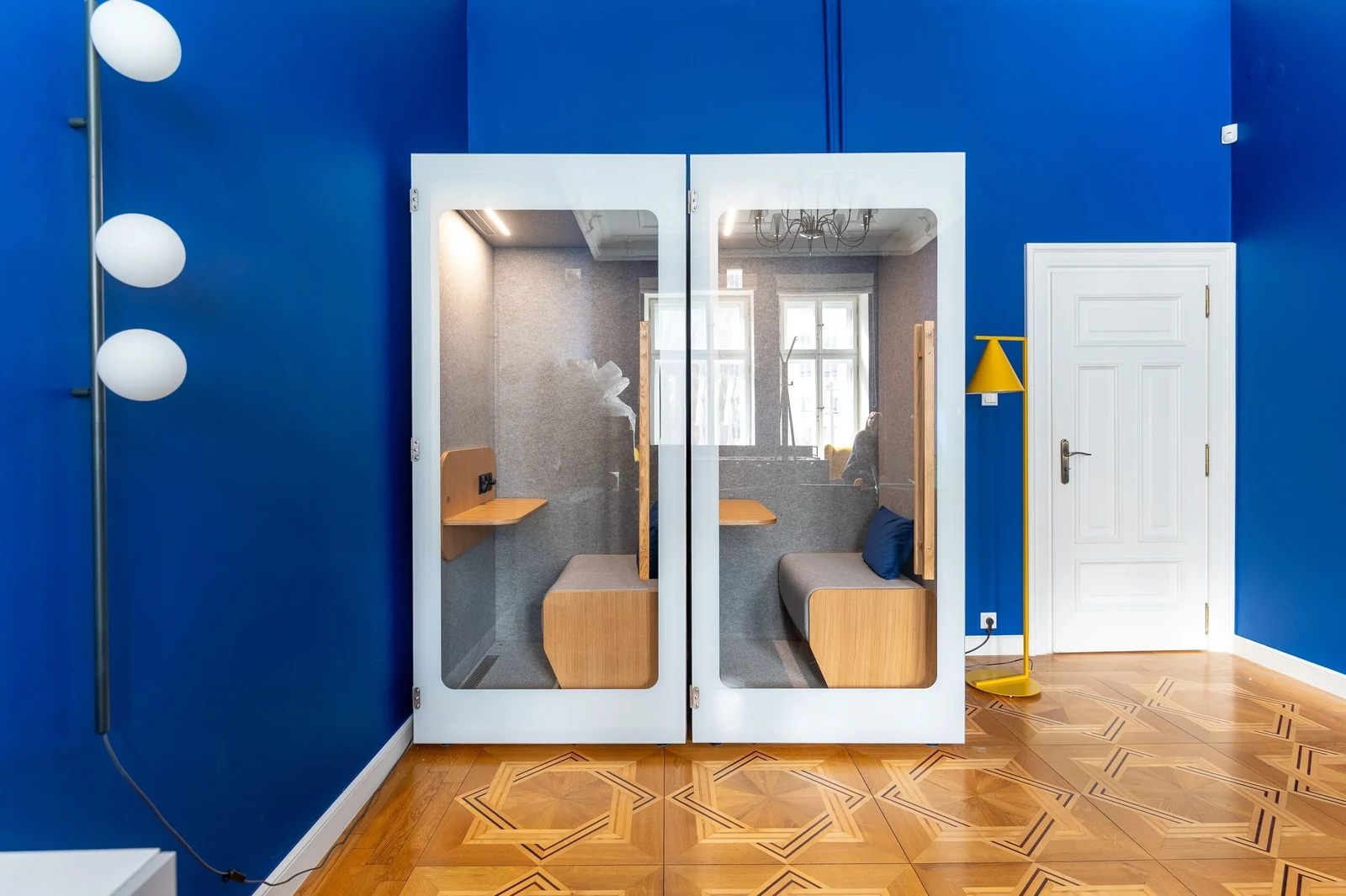 Cabine acoustique NINA 2 installée dans un espace patrimonial mur bleu