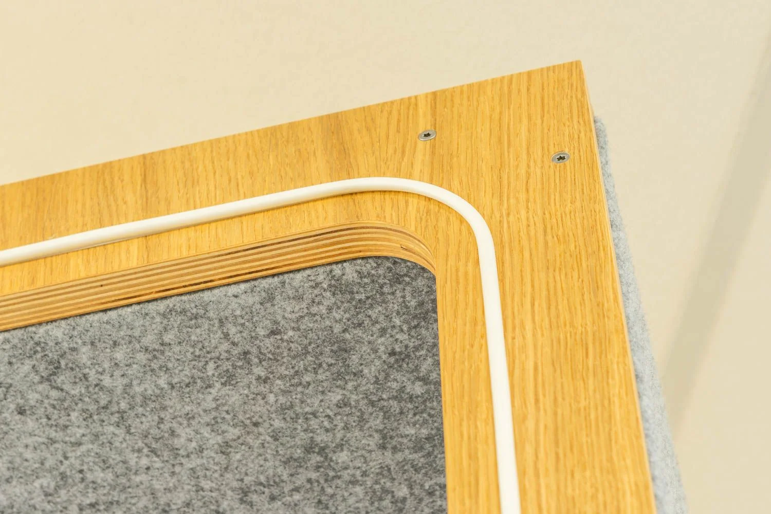 Détail finition cadre bois et feutrine