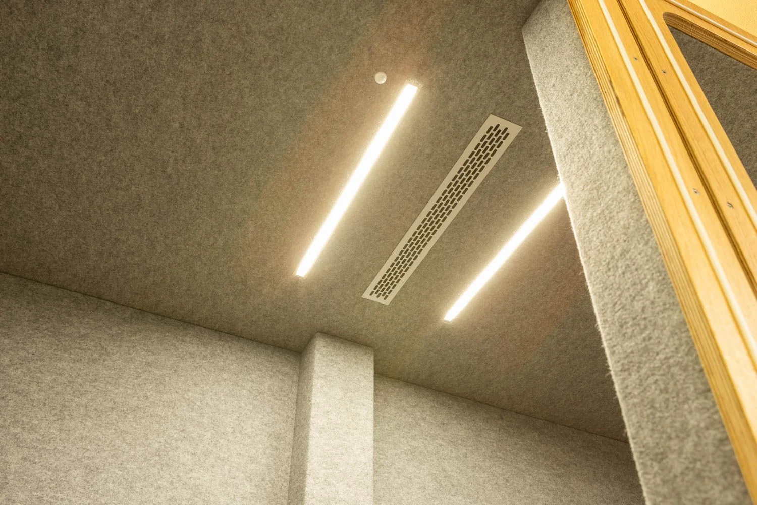 Éclairage LED dimmable et grille de ventilation forcée