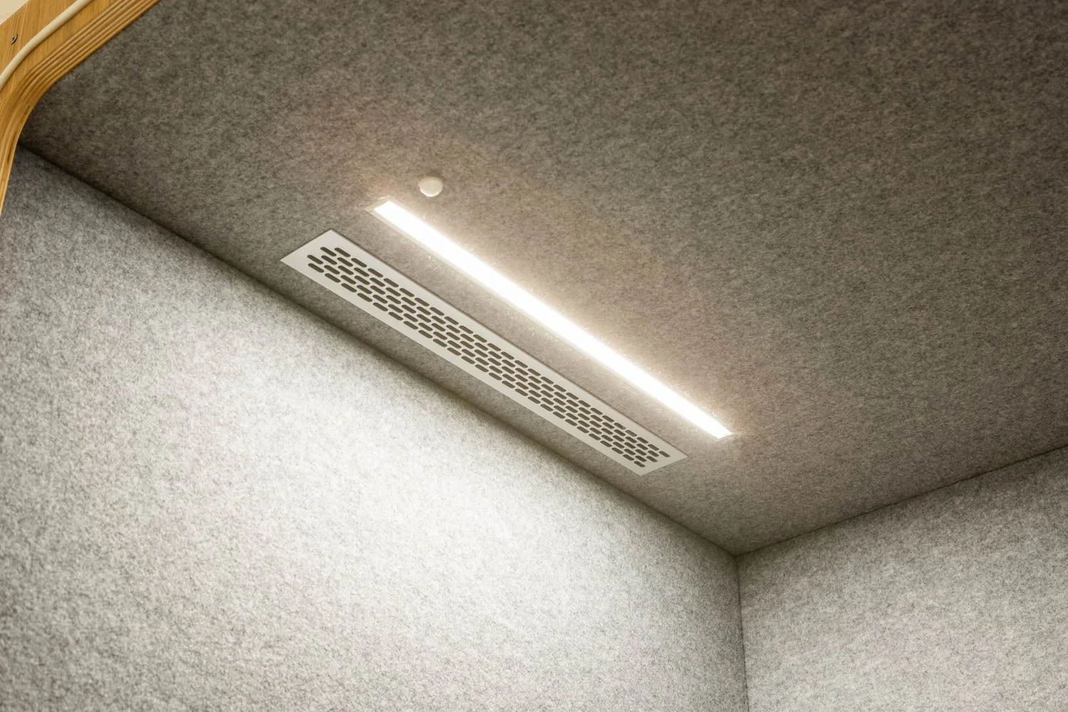 Éclairage LED dimmable et grille de ventilation forcée