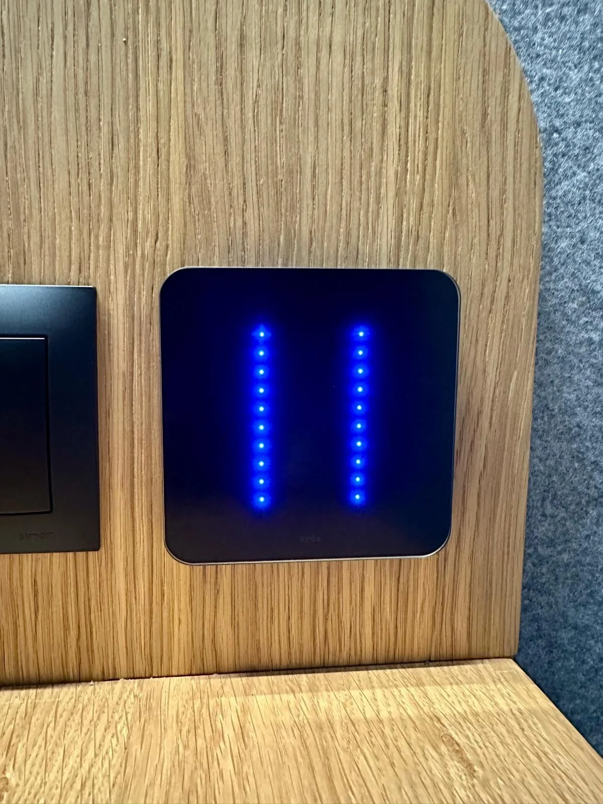 Panneau tactile LED bleu pour ajuster ventilation et lumière