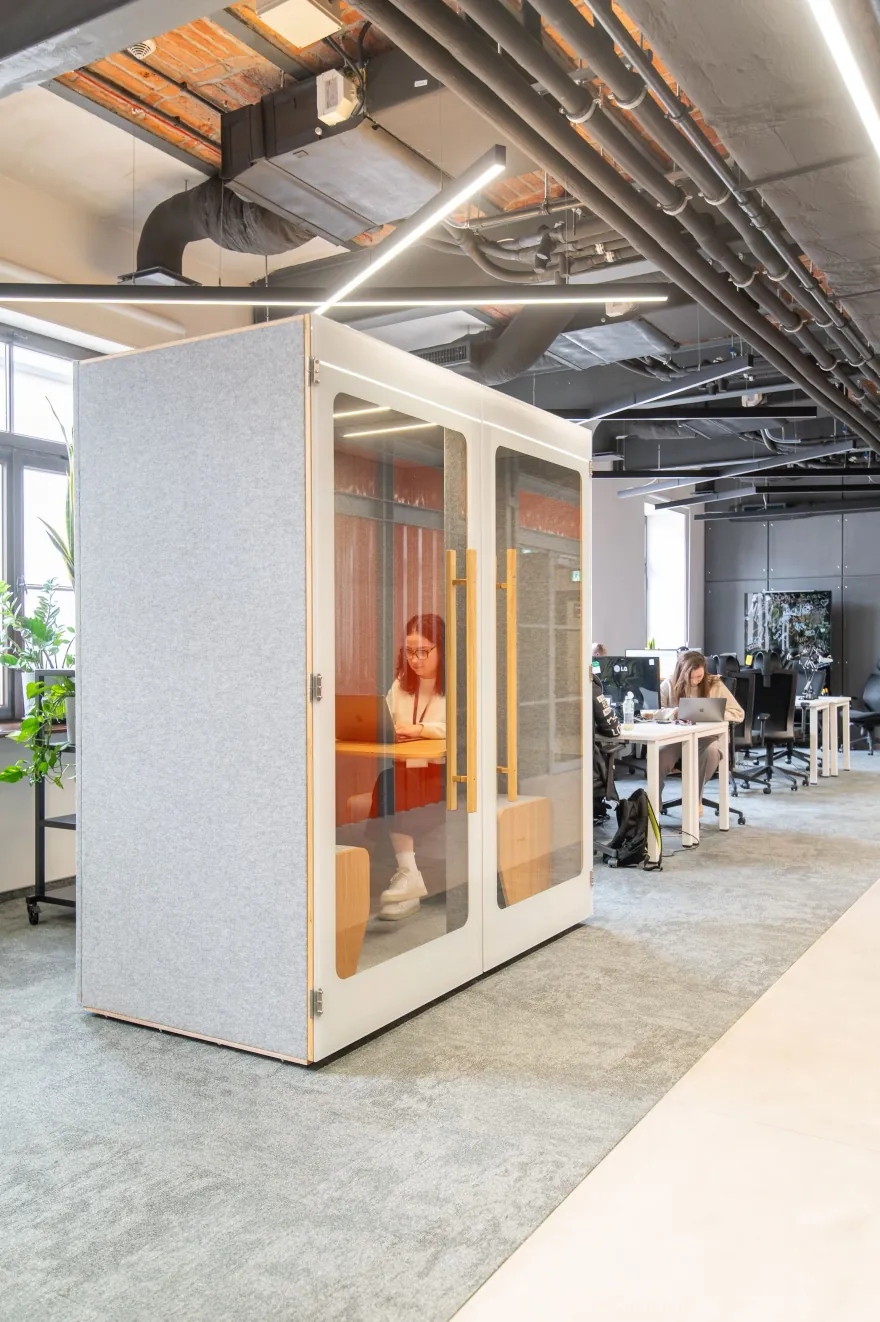 Cabine acoustique 2 personnes PhoneBooth installée en open space