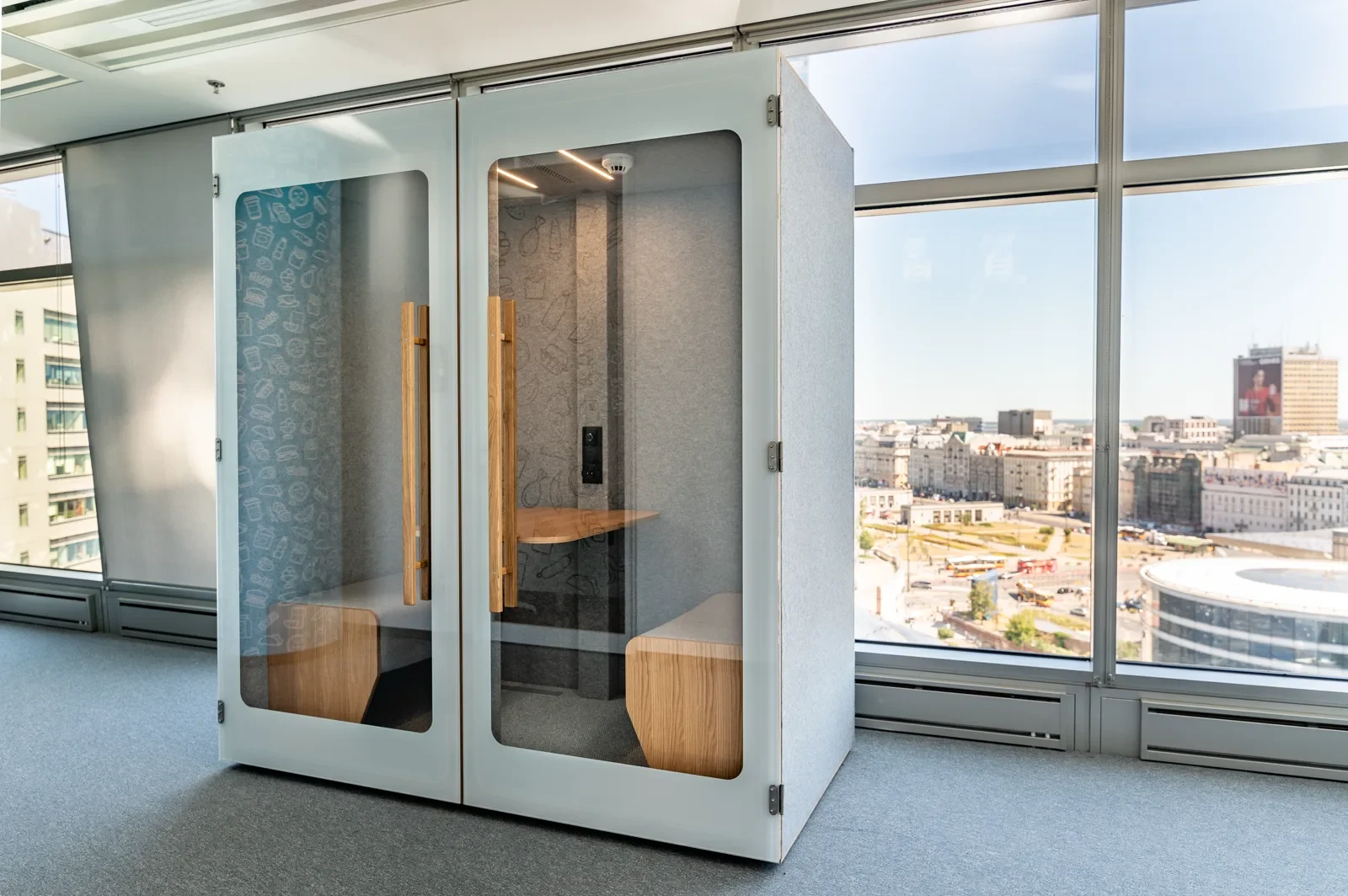 Cabine acoustique tech en open-space, version blanche éclairée