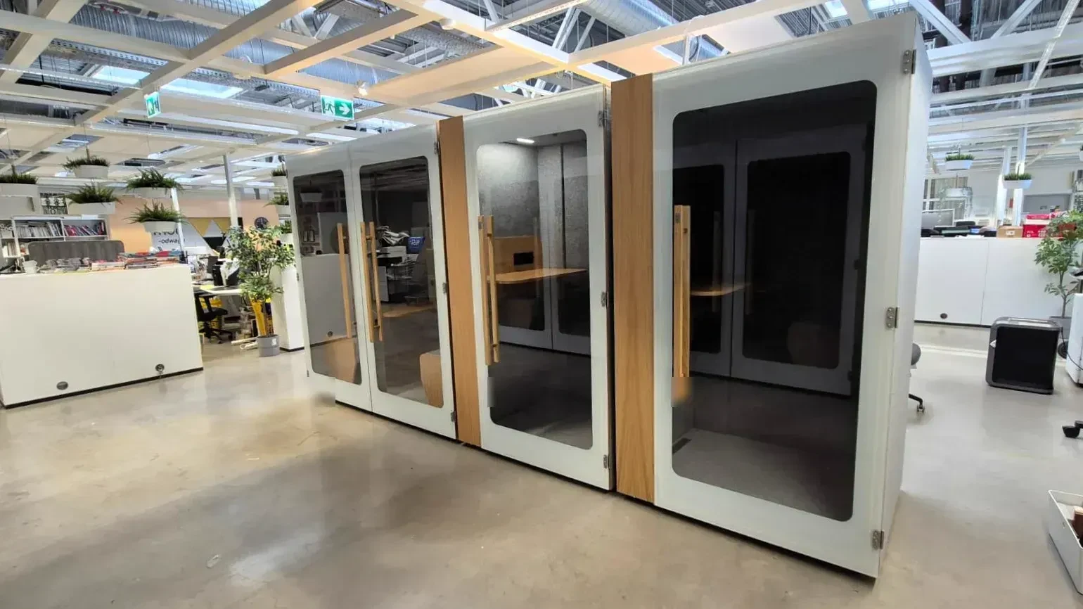 Cabines acoustiques NINA et NINA 2 en showroom retail