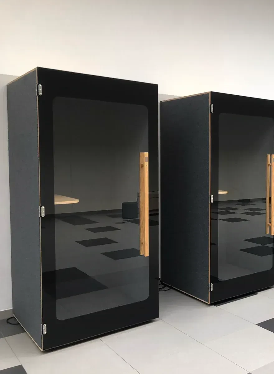 Cabines acoustiques noires en location pour événement bancaire