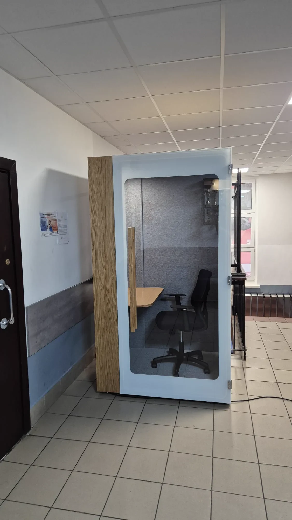 Cabine NINA+ avec fauteuil dans un service public