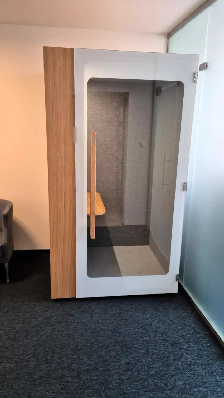 Cabine NINA+ blanche dans un campus universitaire