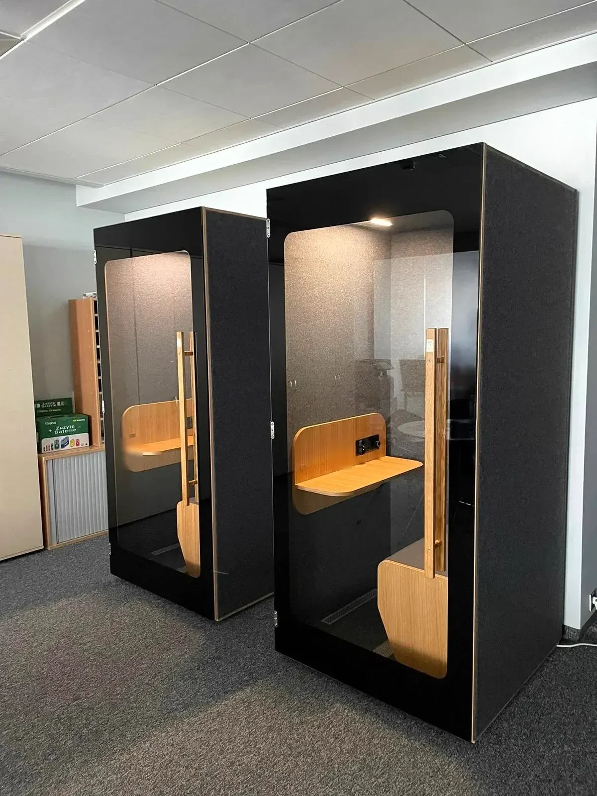 Cabine NINA noire avec siège dans une agence d'État