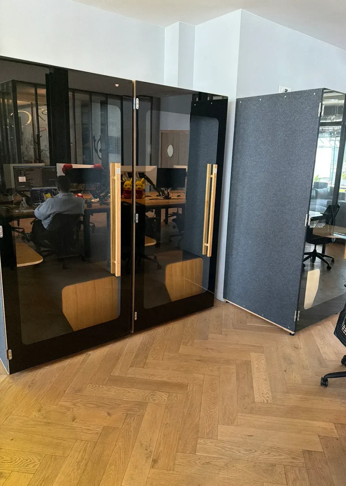 Cabines NINA 2 noires et NINA+ en open-space parisien — installation bureau Paris