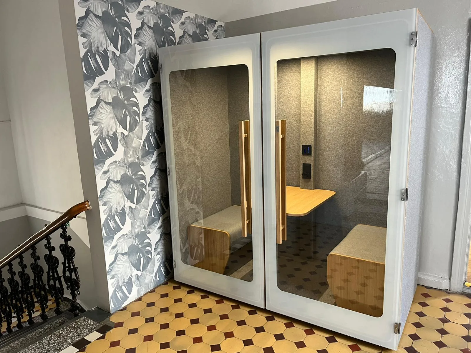Cabine acoustique NINA 2 blanche 2 personnes installée dans un espace de bureau de caractère