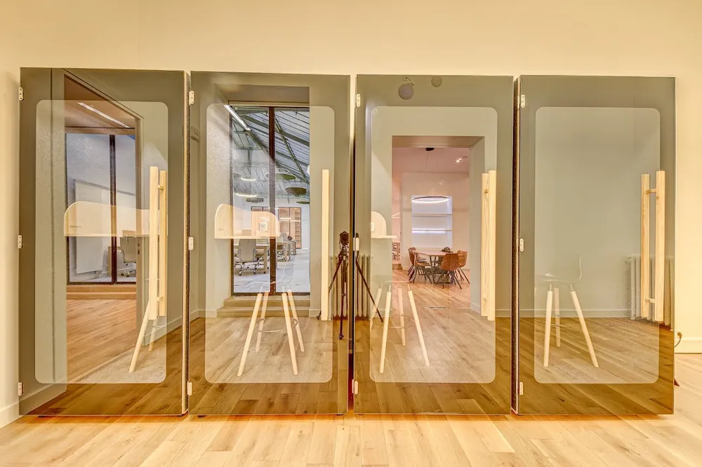 Plusieurs cabines acoustiques installées en enfilade dans un open-space