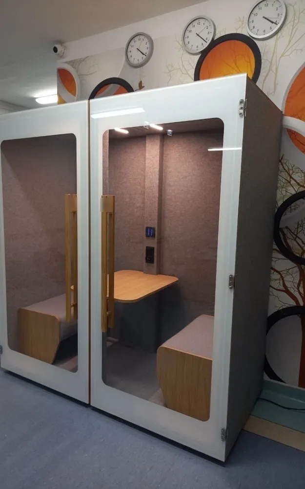Cabine acoustique NINA 2 blanche 2 personnes installée dans des bureaux